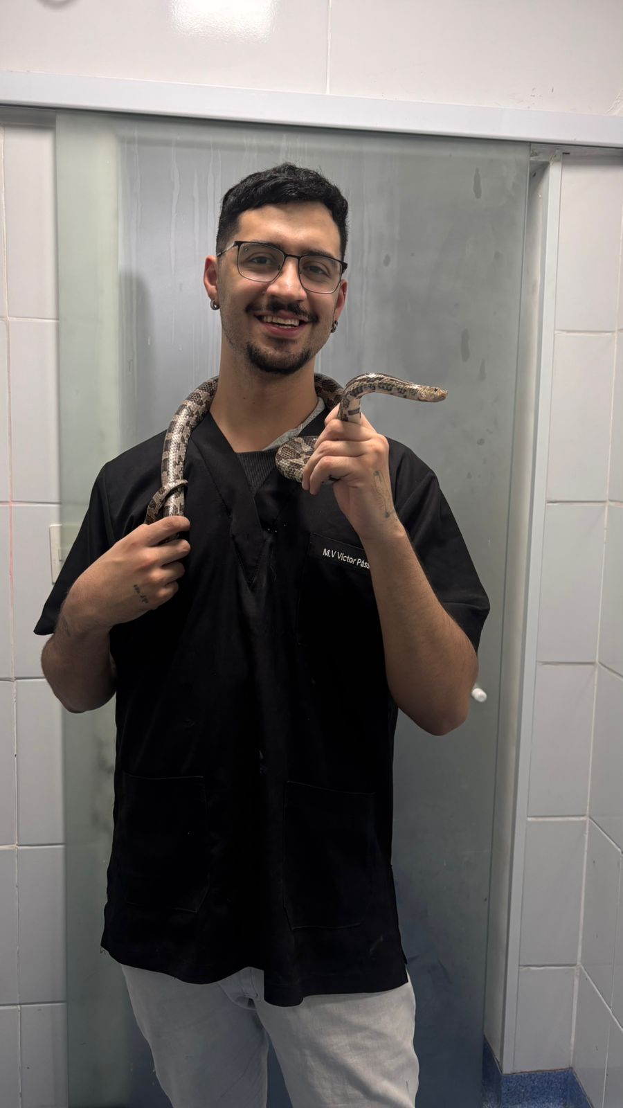 Victor Passaros com uma serpente no pescoço