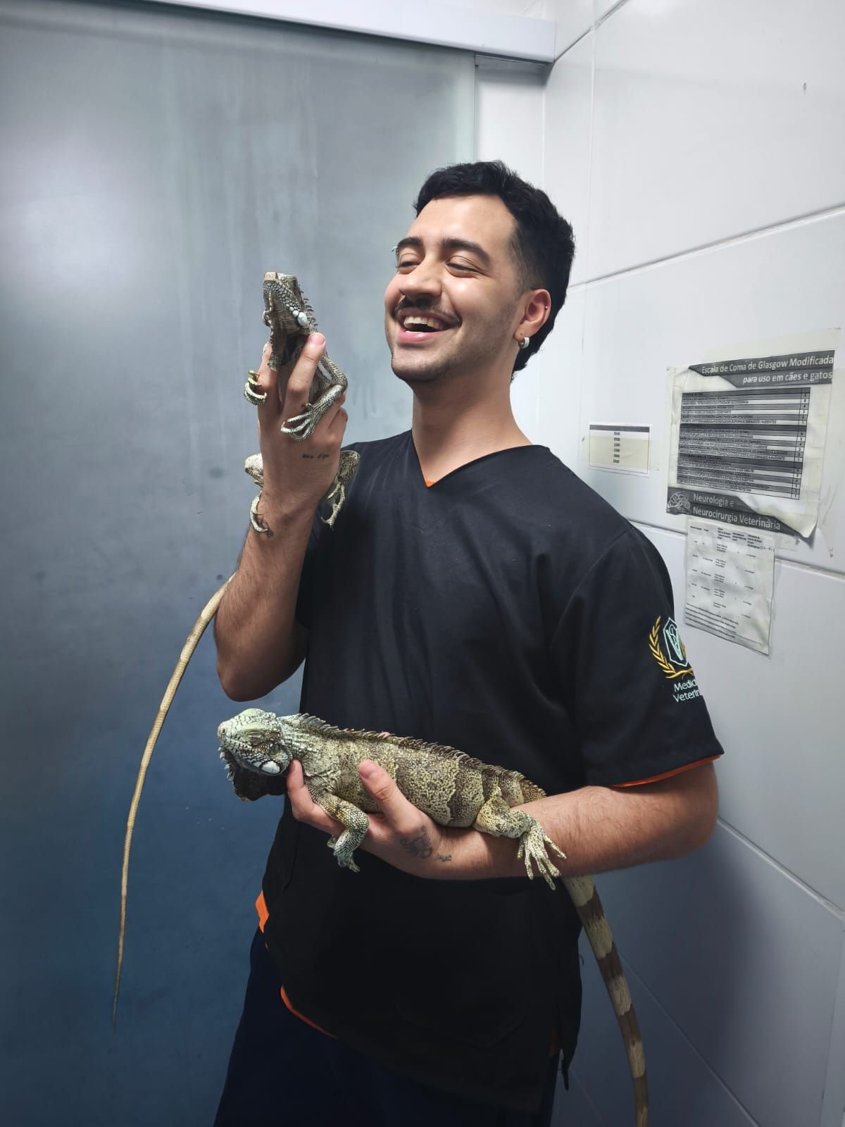 Victor Passaros segurando duas iguanas