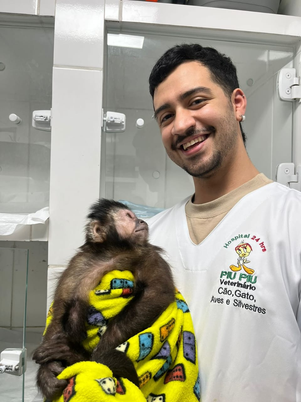 Victor Passaros atendendo um macaco-prego