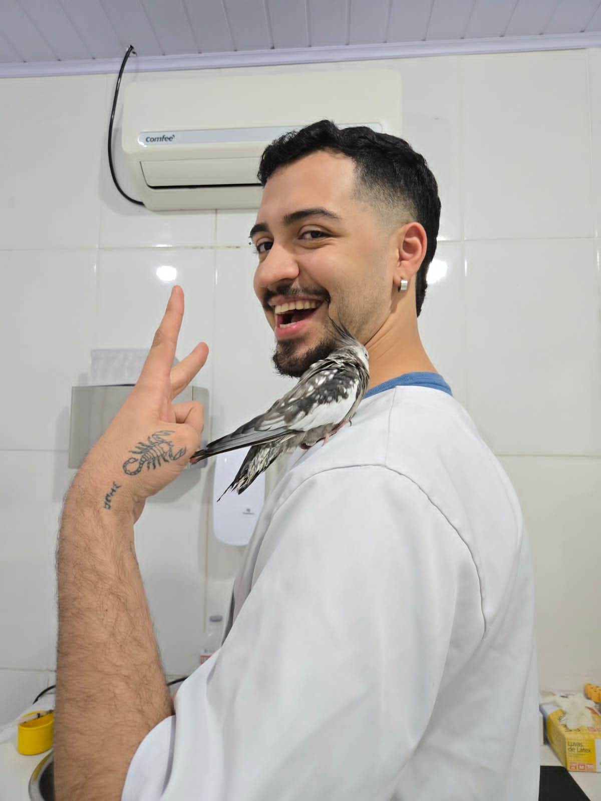 Victor Passaros com uma calopsita no ombro